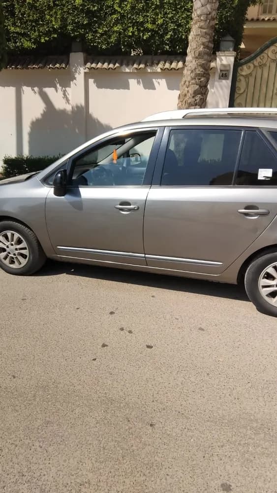 Used Kia Carens 1.6L Mid Option 2012