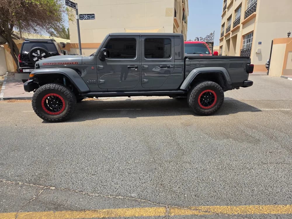 جيب gladiator 3-6l-sand-runner-4x4 2021 مستعملة